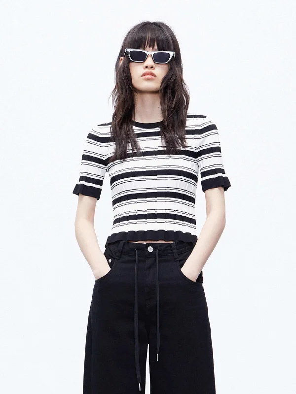 Men's Sweaters with High-Neck DesignsTextured Stripe Knit Top