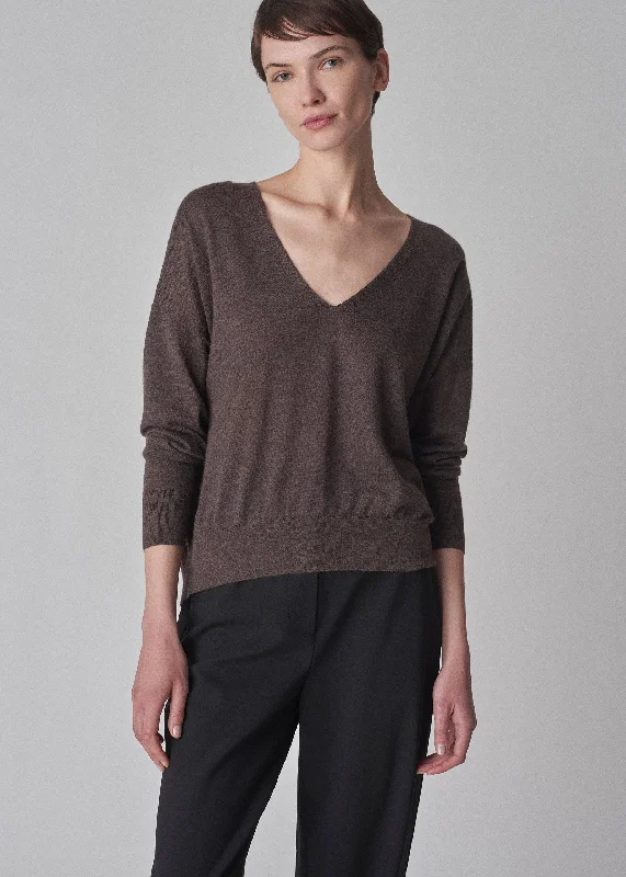 Men's Sweaters with Asymmetrical HemlinesV-Neck Sweater in Fine Cashmere - Brown
